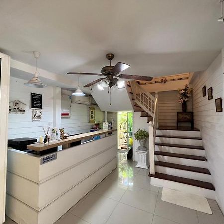 Ban Thungdang Housetel Bangkok Hotel Екстериор снимка