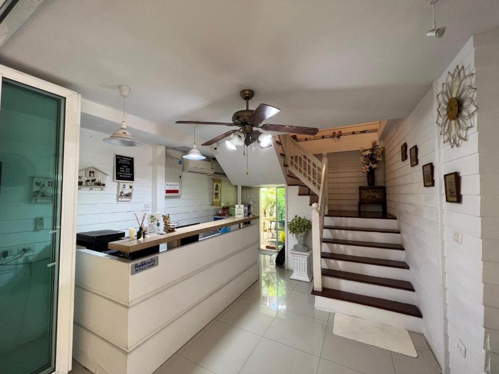 Ban Thungdang Housetel Bangkok Hotel Екстериор снимка