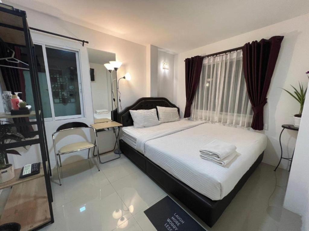 Ban Thungdang Housetel Bangkok Hotel Екстериор снимка