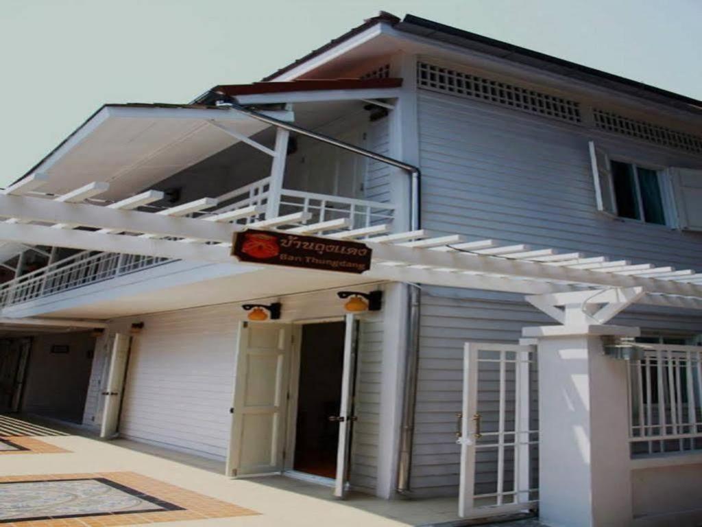 Ban Thungdang Housetel Bangkok Hotel Екстериор снимка