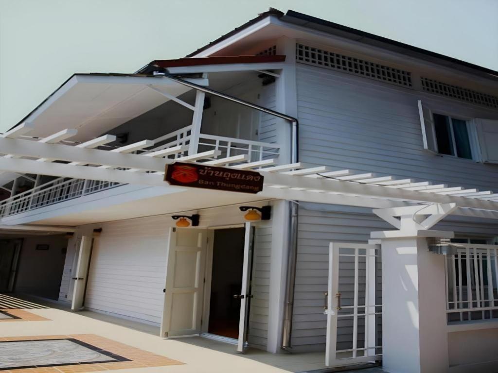 Ban Thungdang Housetel Bangkok Hotel Екстериор снимка