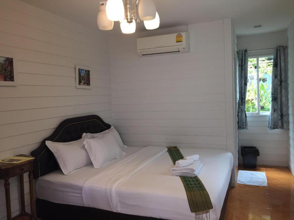 Ban Thungdang Housetel Bangkok Hotel Екстериор снимка