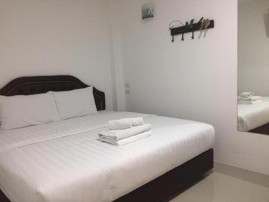 Ban Thungdang Housetel Bangkok Hotel Екстериор снимка