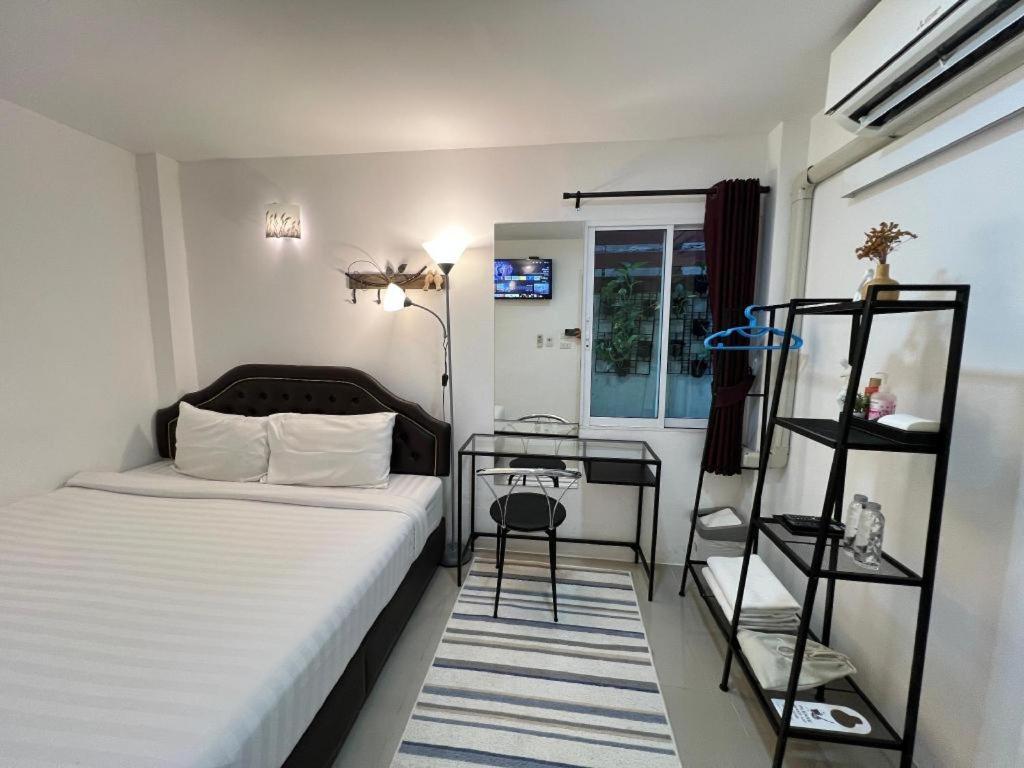 Ban Thungdang Housetel Bangkok Hotel Екстериор снимка