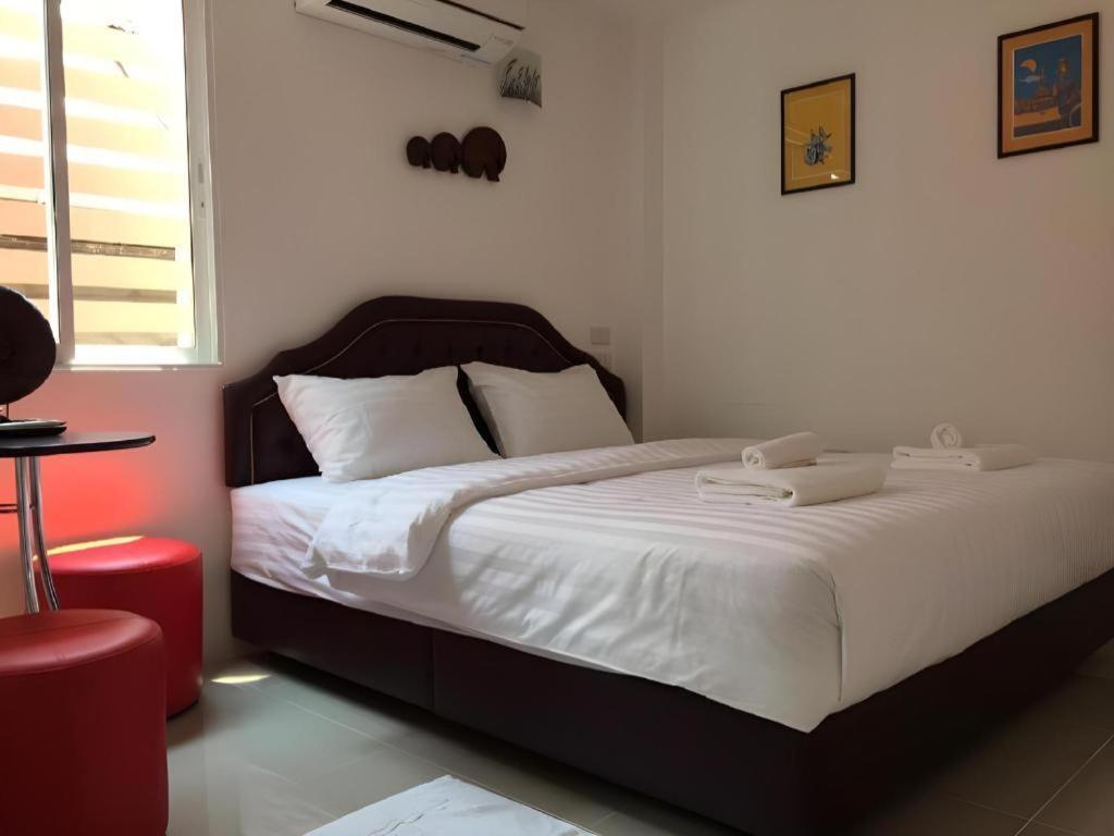 Ban Thungdang Housetel Bangkok Hotel Екстериор снимка