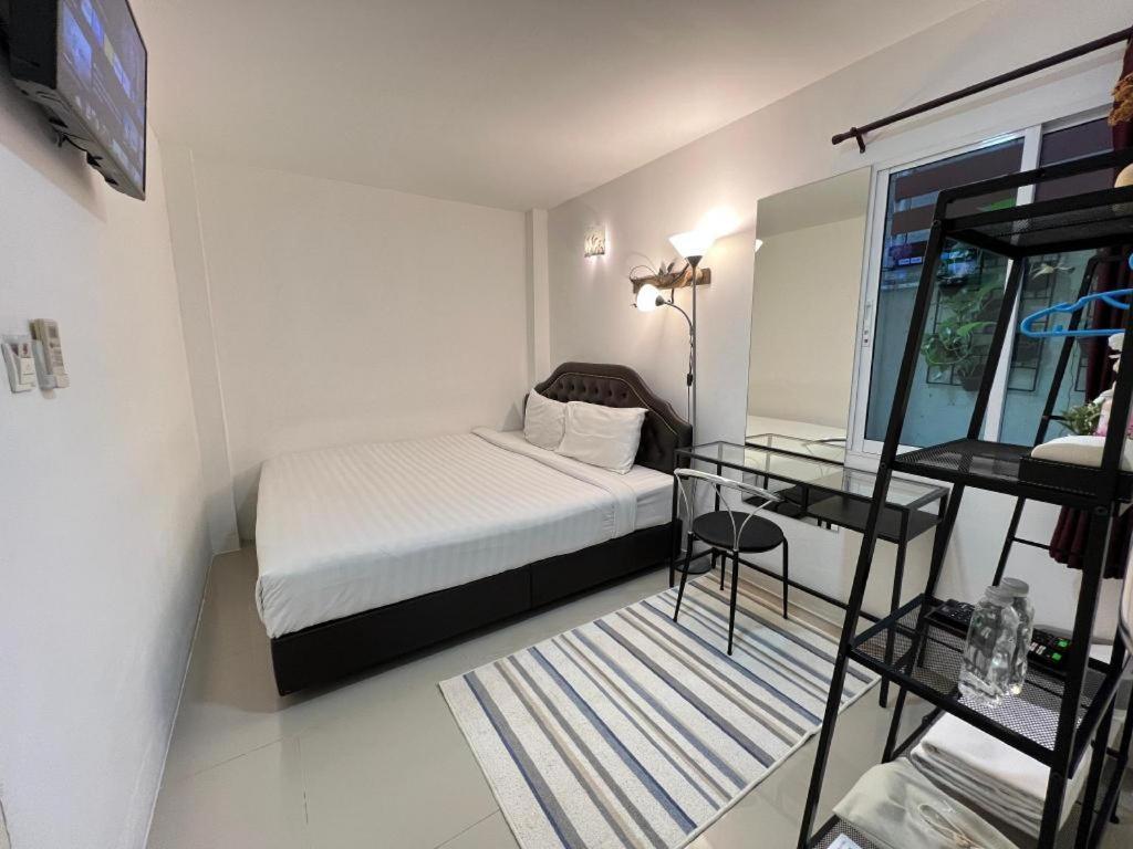 Ban Thungdang Housetel Bangkok Hotel Екстериор снимка