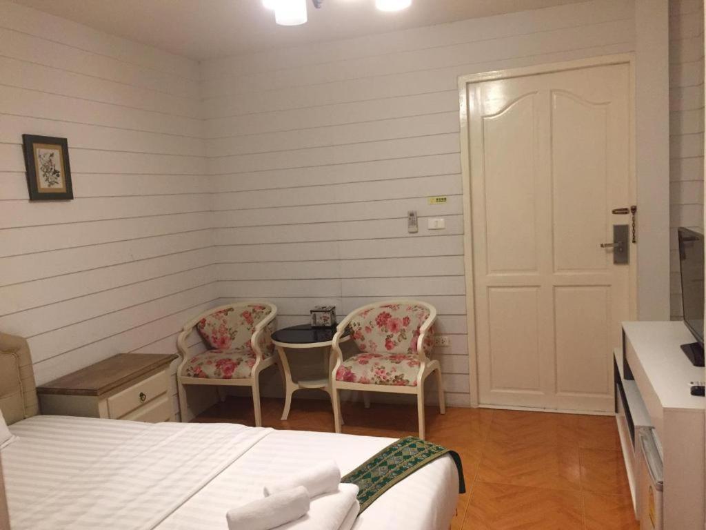 Ban Thungdang Housetel Bangkok Hotel Екстериор снимка