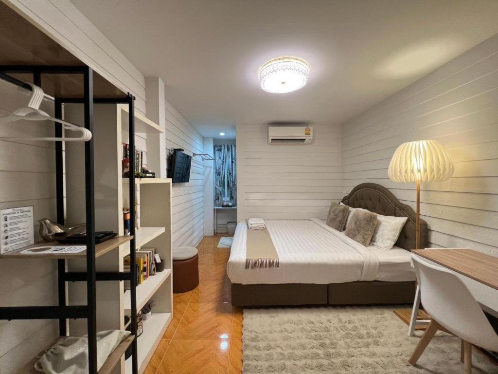 Ban Thungdang Housetel Bangkok Hotel Екстериор снимка