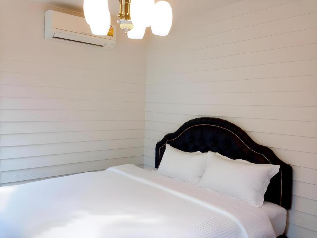 Ban Thungdang Housetel Bangkok Hotel Екстериор снимка
