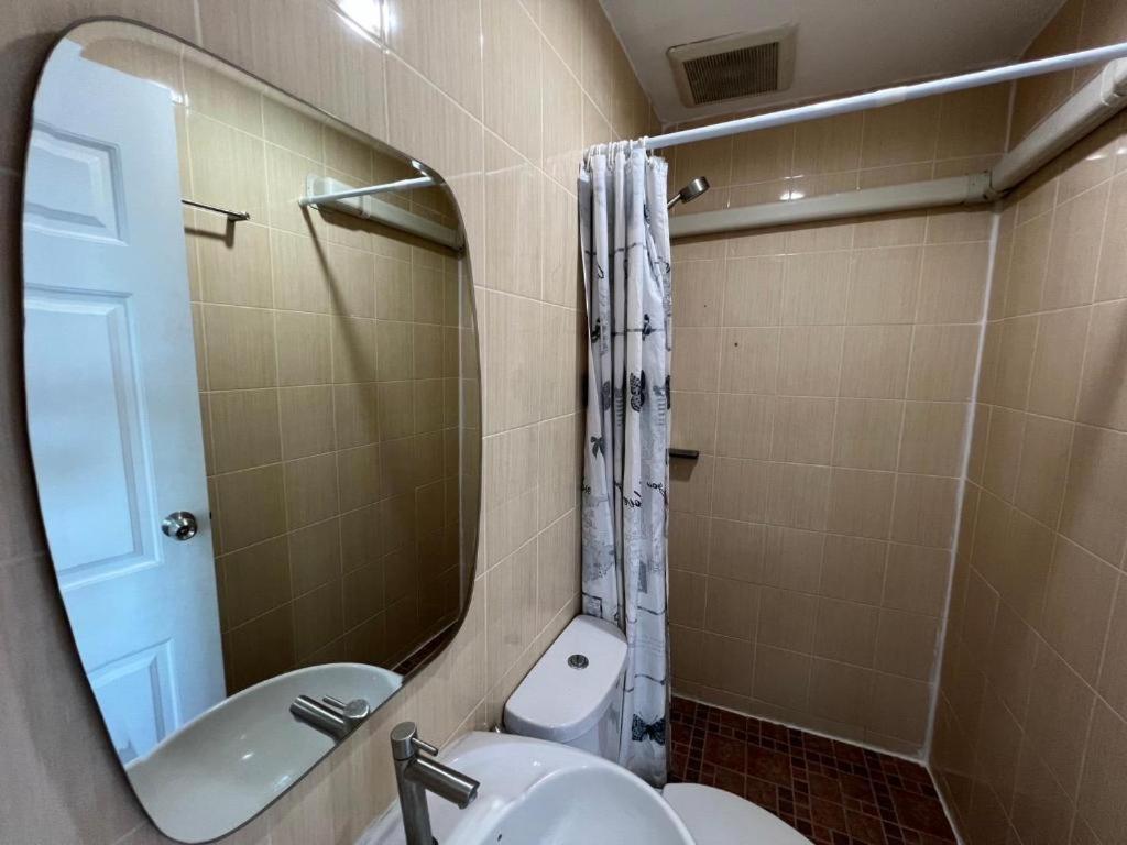 Ban Thungdang Housetel Bangkok Hotel Екстериор снимка
