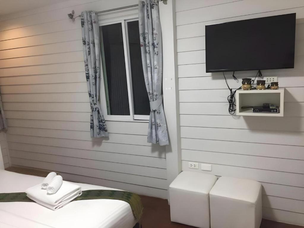 Ban Thungdang Housetel Bangkok Hotel Екстериор снимка