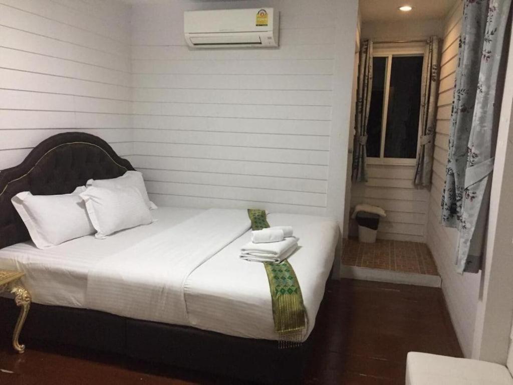 Ban Thungdang Housetel Bangkok Hotel Екстериор снимка
