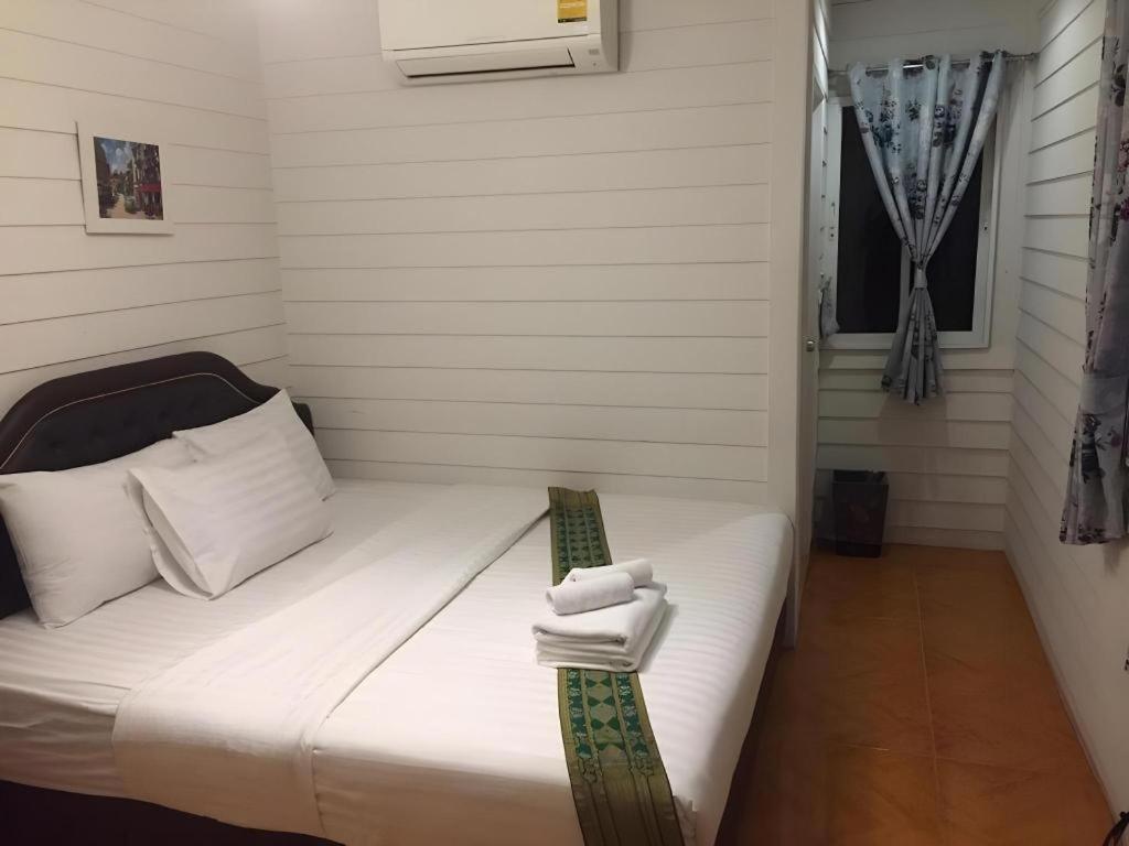 Ban Thungdang Housetel Bangkok Hotel Екстериор снимка