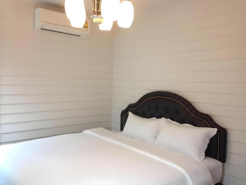 Ban Thungdang Housetel Bangkok Hotel Екстериор снимка