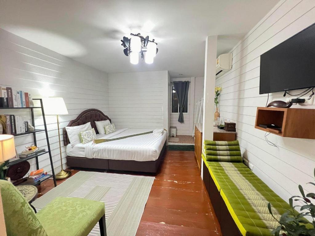 Ban Thungdang Housetel Bangkok Hotel Екстериор снимка